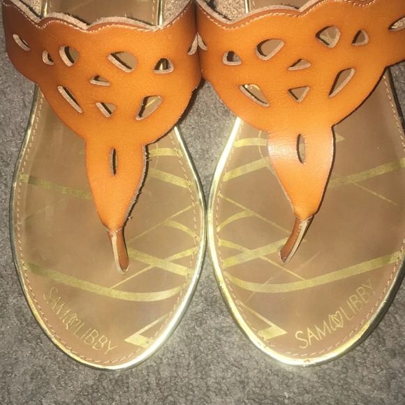 Sam & Libby Cutout Wedge Sandals Cognac - Picture 5 of 7